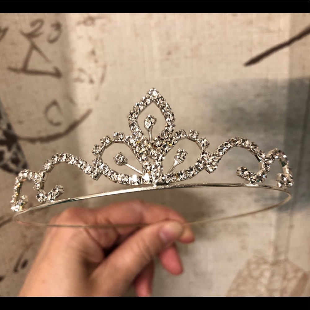 New Rhinestone Fashion Tiara - Picture 2 of 2